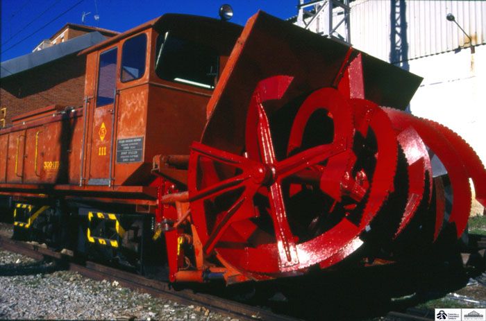 1997. Quitanieves serie 300 en Cercedill (Madrid). (1997). Foto V�a Libre.  Archivo Hist�rico Ferroviario.