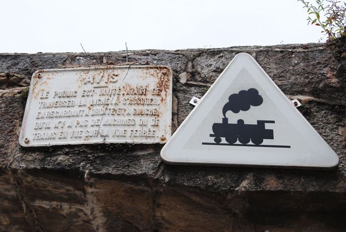 Uno de los letreros anunciadores del tren.