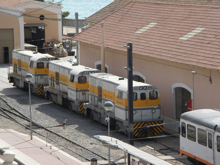 Material de tracci�n diesel en servcio en esta l�nea hasta Denia en las cocheras de Alicante