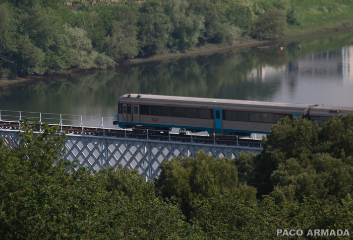 Camino de Espa�a un automotor portugu�s cruza la frontera del Mi�o. Foto Parco Armada.