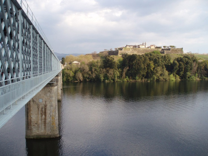 Vista del puente internacional, el Mi�� y al fondo la ciudadela portuguesa de Valen�a. Foto Eduardo Cerqueira.