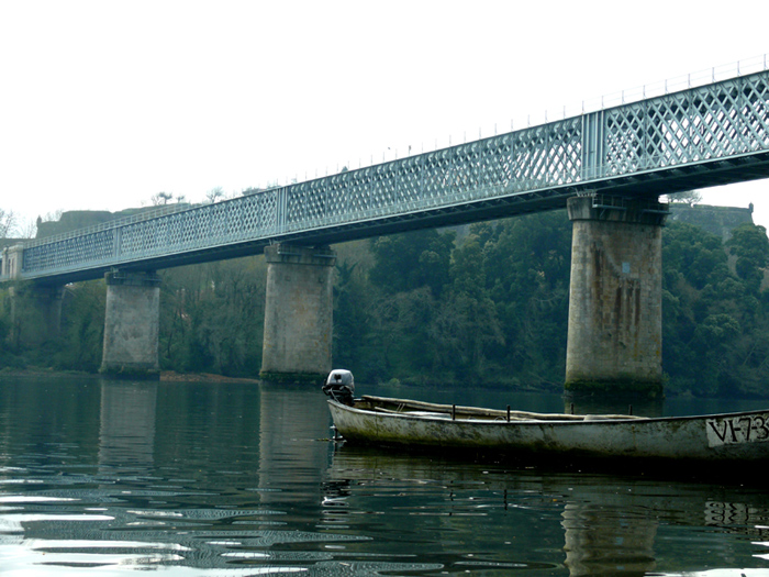 Una barca reposa al pie del viaducto mixto. Foto A. Rial Tob�as