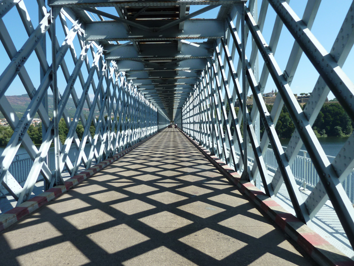 Tablero de carretera del puente internacional La v�a cruza justo por encima. Foto Paul Wijnands