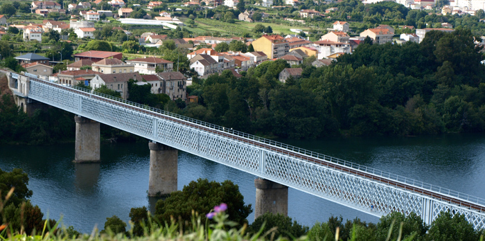 Vista global del puente desde el lado portugu�s. Al fondo Tiu. Foto Pilar Flores Rojo.