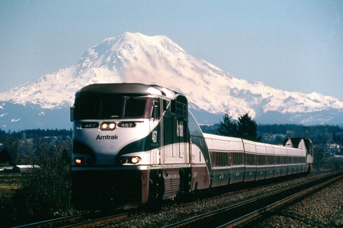 Talgo remolcado por una locomotora 467 de Amtrak