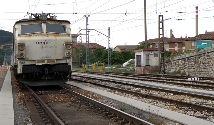 La locomotora 251-010 responsable de la tracci�n del tren de pruebas