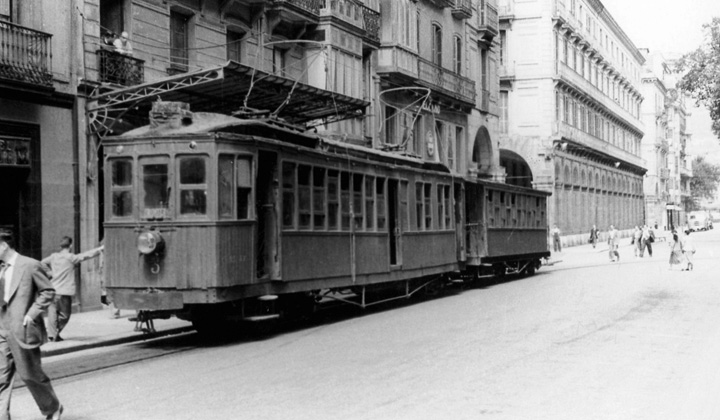 Entre 1912 y 1954, los trenes del �Topo� acced�an hasta el centro de San Sebasti�n de forma an�loga a un tranv�a. Fotograf�a de G. Massino