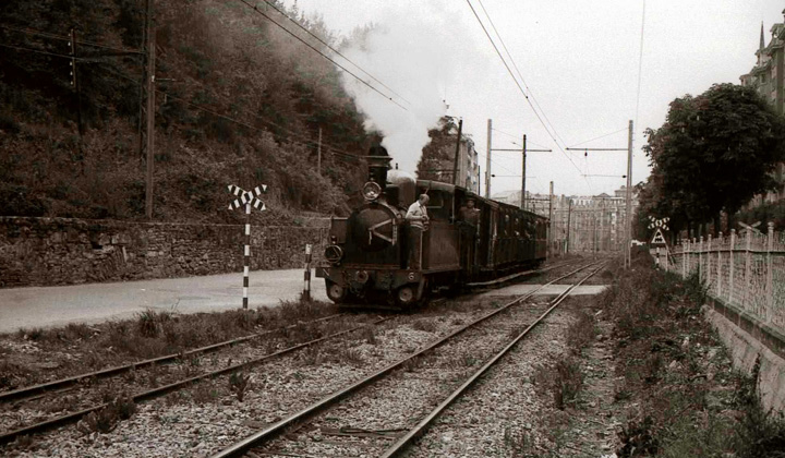 Un congreso de la Federaci�n Espa�ola de Amigos del Ferrocarril sirvi� de excusa para la realizaci�n del �nico tren de viajeros con tracci�n vapor en la centenaria historia del �Topo�. Para ello se utiliz� la composici�n hist�rica preservada por la Asociaci�n de Amigos del Ferrocarril de Bilbao. Fotograf�a de Miguel Cano L�pez-Luzatti