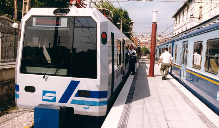 EuskoTren prosigui� la labor de modernizaci�n del �Topo� iniciada por Feve con la introducci�n de la nueva serie 300. Fotograf�a de Juanjo Olaizola Elordi