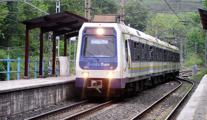 En 1996, las unidades de la serie 200 de EuskoTren asumieron el servicio del �Topo�. Fotograf�a de Hodei Goldarazena