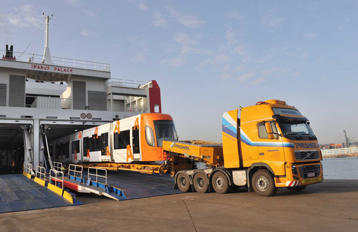 La unidad 4.200 llega al puerto de Valencia desde el puerto italiano de Livorno, donde embarc� con el cami�n que la transportaba incluido en un cabotaje 