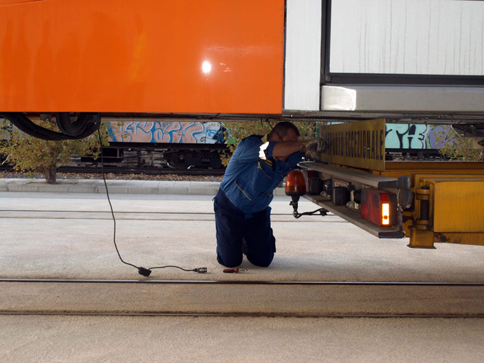 La unidad en los talleres de Ferrocarriles de la Generalitat Valenciana de El Campello, donde se realizan exhaustivas pruebas t�cnicas antes de introducirla en las v�as para las comprobaciones de circulaci�n