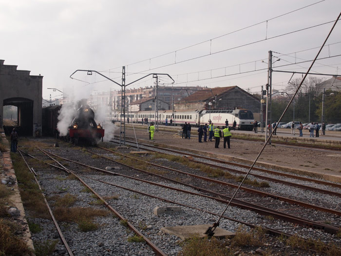 Autor: PERE GARCIA OLIVE. El tren estacionado en Figueres