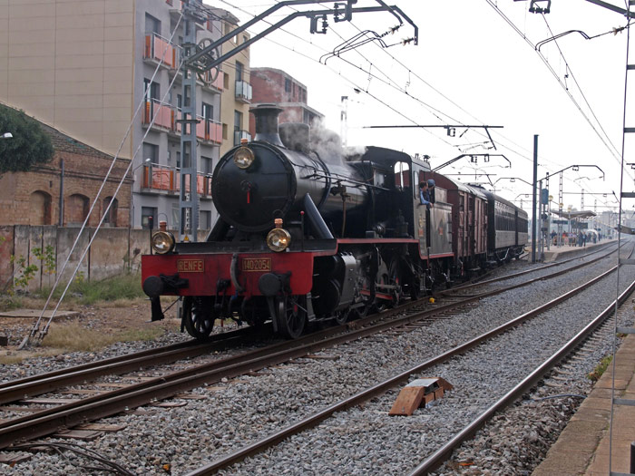 Autor: PERE GARCIA OLIVE. Salida del tren de Figueres