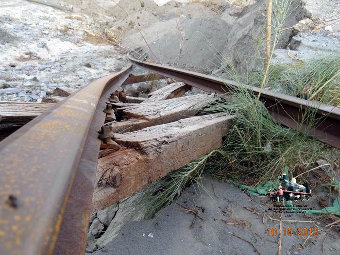 Hierros retorcidos de las v�as sobre el puente de Nogalte