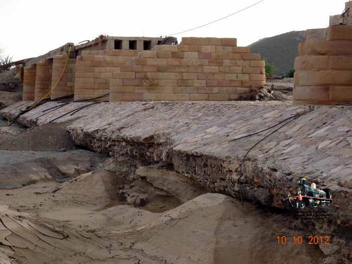 La losa donde apoyan los pialres del puente de Nogalte qued� descalzada por la fuerza del agua