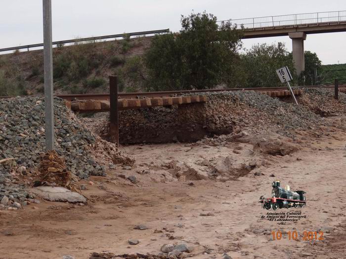Otra de las alcantarillas destrozadas en las proximidades de Puerto Lumbreras
