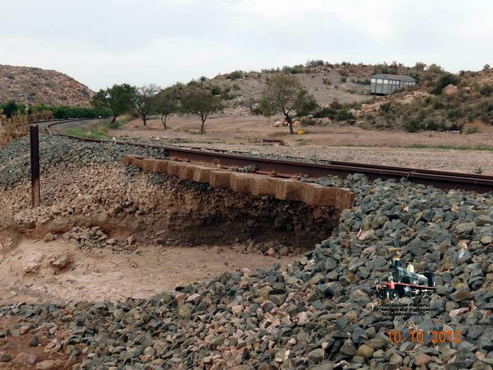Son much�simas las vaguadas, grandes y peque�as, entre Puerto Lumbreras y Pulp�, que han perdido las alcantarillas y han dejado la v�a al aire