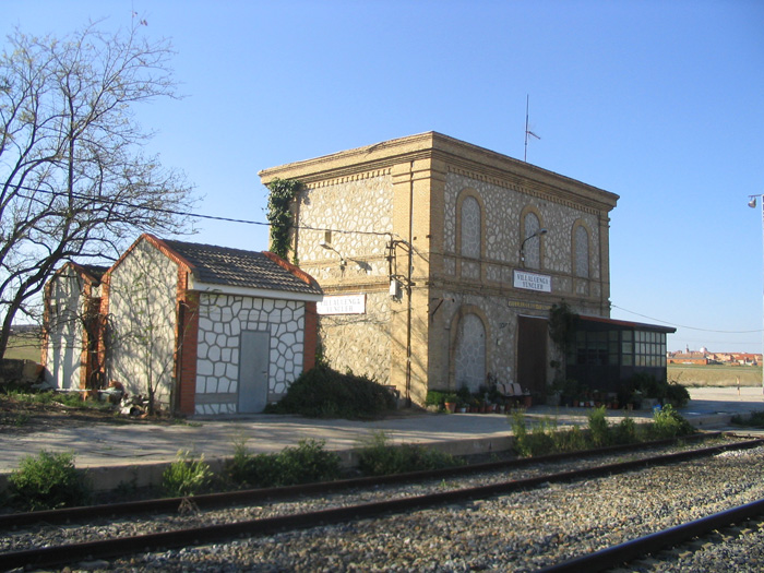 Edificio de viajeros de la estaci�n de Villaluenga-Yuncler, empalme con la l�nea Madrid-Portugal