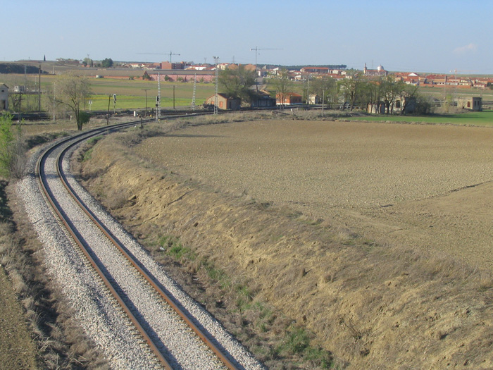 La v�a de la cementera en sus primeros metros desde la estaci�n de Villaluenga-Yuncler.