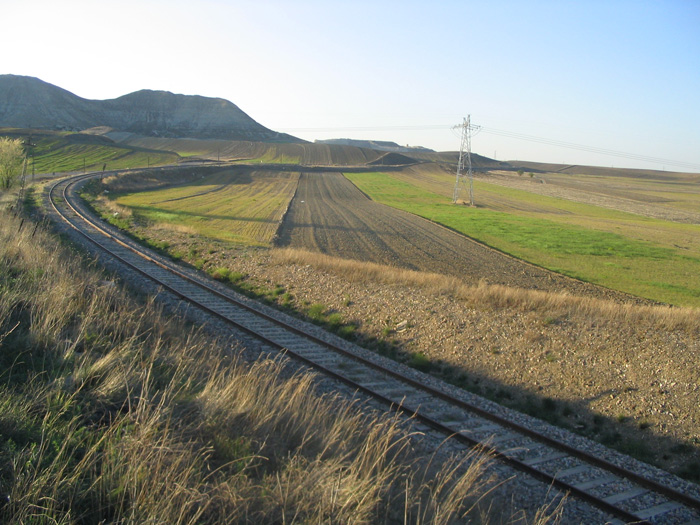V�a general en un punto intermedio entre Villaluenga-Asland y Villaseca. Al fondo los cerros de los que se ha extraido siempre el material para el cemento.