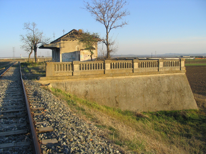 Vista del apeadero de Villaseca desde el lado Villaluenga. Todo el apeadero est� construido en cemento.
