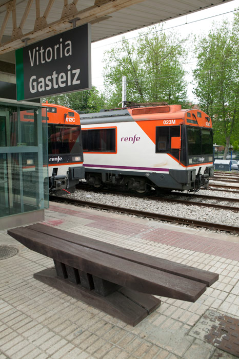 Andenes de Vitoria, cn una unidad 470 de Media Distancia Renfe estacionada en sus v�as