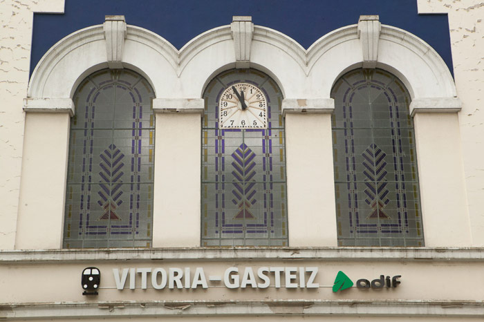 Detalle de ventanas y reloj en la fachada principal de la estaci�n.