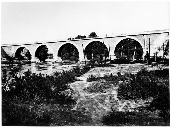 El puente de los Franceses sobre el rio Manzanares en Madrid poco despu�s de su construcci�n.