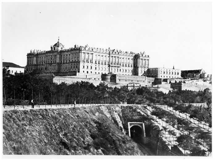 Primitiva entrada del t�nel de la �l�nea del Contorno� junto a los jardines del Palacio Real de Madrid. Posteriormente el subterr�neo se prolong� por debajo del Paseo del Rey tras la urbanizaci�n de dicha zona.