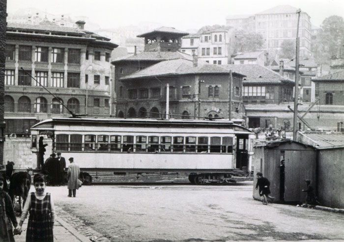 Tranv�a de Arratia fotografiado en los bilba�nos muelles de Urazurrutia. Al fondo se observa la estaci�n de los Ferrocarriles Vascongados en Atxuri. Archivo EuskoTren/Museo Vasco del Ferrocarril