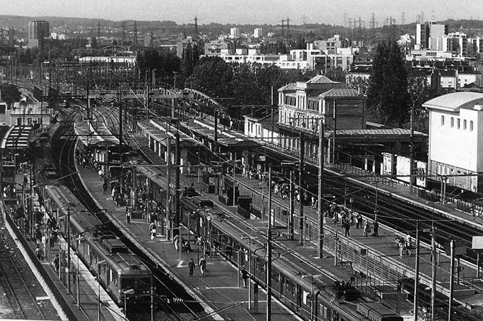 Tren hacia Montsouit (izquierda) y procedente de Valmondois (derecha), en Saint-Denis.