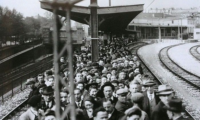 Viajeros esperando para Massy-Palaiseau, en la estaci�n de Denfert-Rochereau.