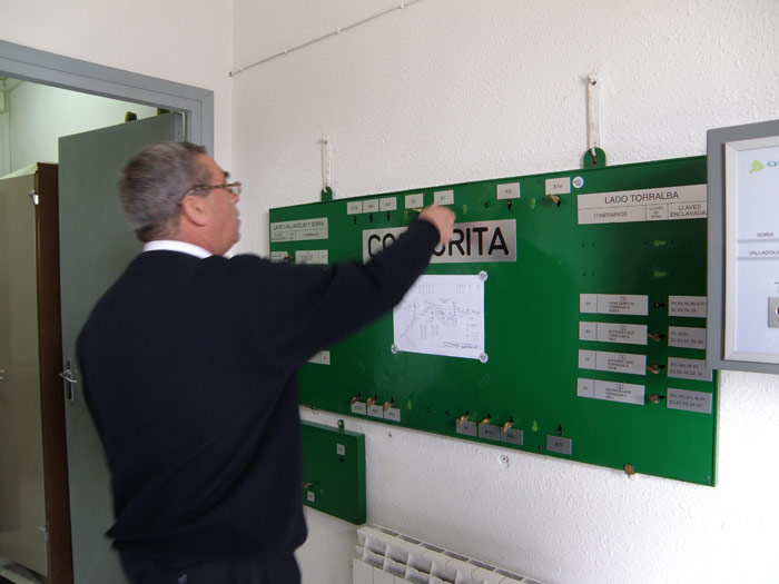 �ngel Rodr�guez, el �ltimo jefe de estaci�n de Coscurita, accionando el enclavamiento. N�tese como se ha retirado la placa de la v�a �Lado Ariza�, cerrada hace ya 18 a�os. 