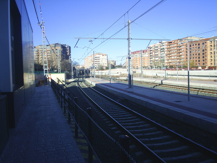 Salida hacia Miranda de Ebro. A la izquierda, and�n principal que da acceso al vest�bulo de la estaci�n provisional