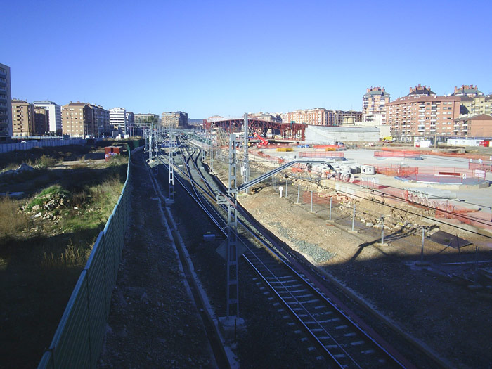 A la derecha de la imagen, estado de las obras de la nueva estaci�n, cuya estructura ya puede apreciarse (febrero 2010). Los andenes dispondr�n de iluminaci�n natural a trav�s de los lucernarios que estar�n integrados en el dise�o del parque de la cubierta