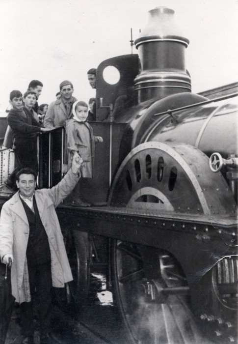 La "Matar�", aquella r�plica de la primera locmotora espa�ola, pas� por Le�n en 1963 para celebrar el primer centenario del tramo hasta Palencia.