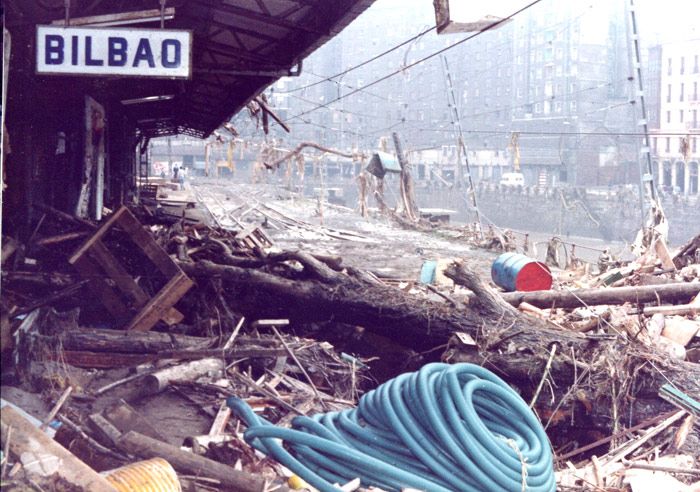 Las tr�gicas inundaciones de 1983 provocaron grandes da�os en la estaci�n de Atxuri. Archivo EuskoTren/Museo Vasco del Ferrocarril