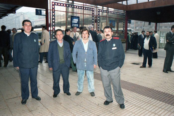 Varios ferroviarios posan ante la c�mara en los andenes de la estaci�n de Atxuri. Archivo EuskoTren/Museo Vasco del Ferrocarril