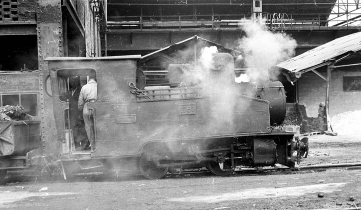 Locomotora de vapor tipo 020 de la Sociedad Metal�rgica Duro-Felguera, detenida en la estaci�n de La Felguera. Archivo Hist�rico Ferroviario, FN-27043