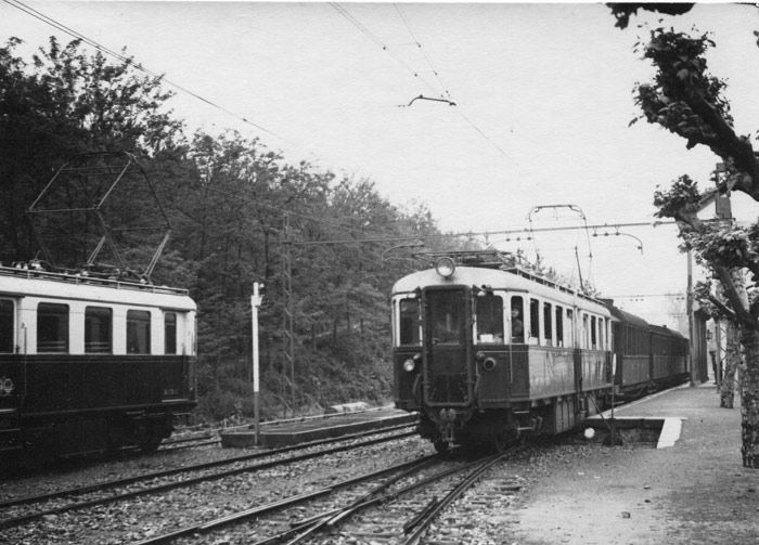 Cruce de dos automotores Ganz largos en la estaci�n de Euba. Archivo EuskoTren/Museo Vasco del Ferrocarril. 