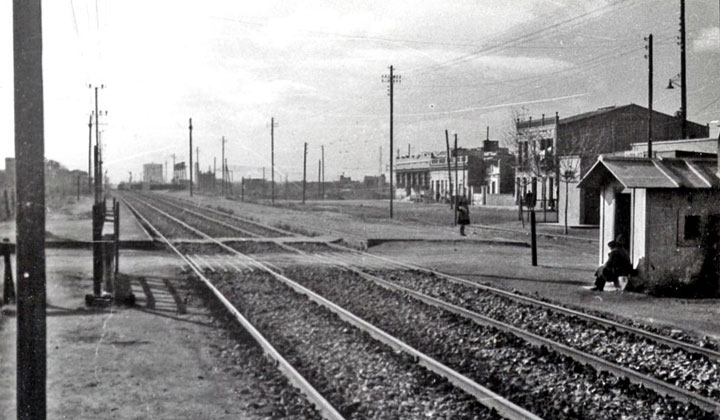 L�nea de Barcelona-T�rmino a Massanet-Massanas (v�a Matar�). Vista general del apeadero de San Adri�n, lado Badalona, antes de la electrificaci�n (1940). Archivo Hist�rico Ferroviario SE-IF-0347