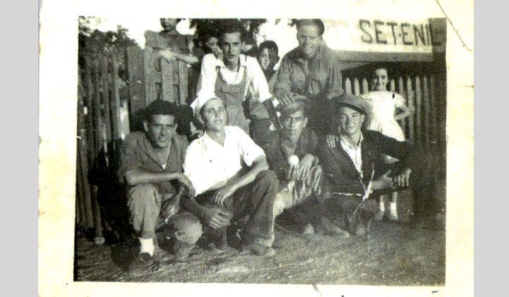 Retrato de un grupo de aspirantes a ferroviarios en la estaci�n de Setenil. Entre ellos, un guardabarreras (1953). Archivo Hist�rico Ferroviario