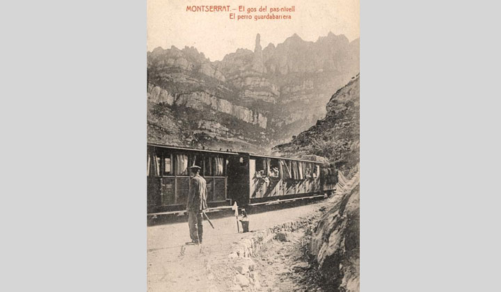 Guardabarrera y perro guardabarrera del ferrocarril de cremallera de Monistrol a Montserrat en el momento en que pasa un tren de viajeros. Archivo Hist�rico Ferroviario TP-IF-0962