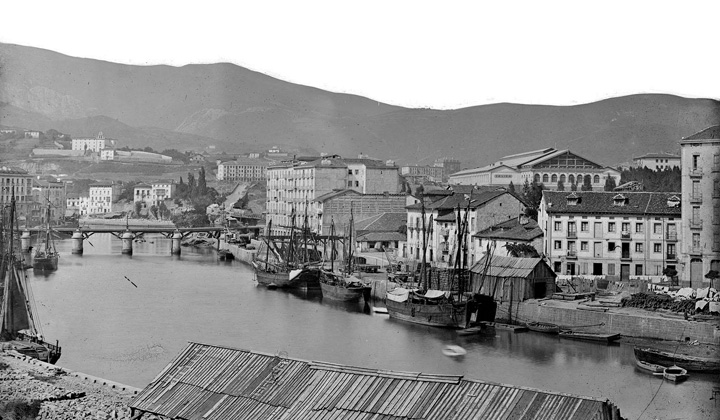 Vista de Bilbao, tomada por el fot�grafo J. Laurent en 1863. Se aprecia la reci�n construida estaci�n de Abando as� como el puerto fluvial sobre el Nervi�n, tradicional fuente de riqueza de Bilbao. Patrimonio Hist�rico, Ministerio de Cultura