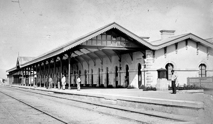 Estaci�n de Miranda de Ebro, punto de enlace del ferrocarril de Tudela a Bilbao con el del Norte. Fotograf�a de J. Laurent. Patrimonio Historico, Ministerio de Cultura