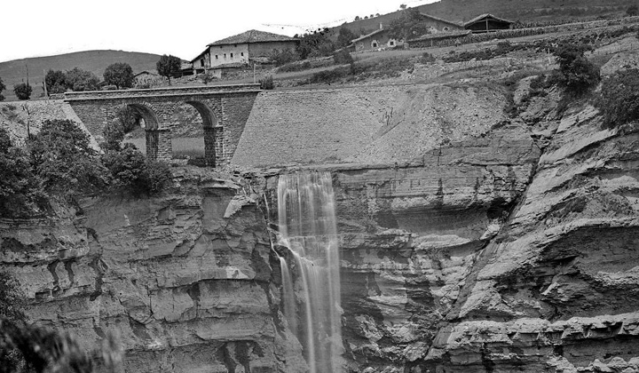 Viaducto de Gujuli, situada sobre una espectacular cascada. Fotograf�a de J. Laurent. Patrimonio Historico, Ministerio de Cultura