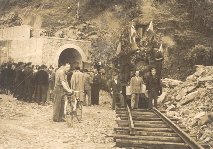 Llegada del primer tren de trabajos a Bermeo.