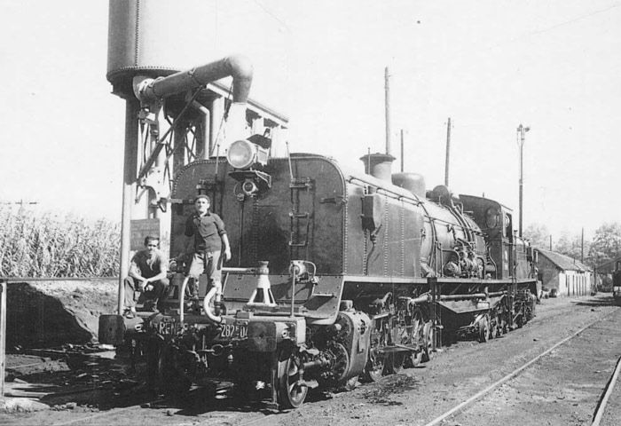 La locomotora Garrat 282 F-0421 realizaba un aguada en el dep�sito de L�rida en 1968. La "Garrafeta" construida por Babcock Wilcox realizaba entonces el servicio L�rida-Tarragona.