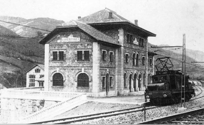 Locomotora 6100 junto a la estaci�n de la Cobertoria, en plena rampa de Pajares en los a�os 30 del siglo pasado.